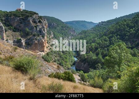 Vista del fiume Jucar dal punto di vista di Ventano del Diablo, in Serrania del Parco Naturale di Cuenca, provincia di Cuenca, Spagna Foto Stock
