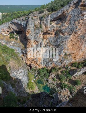 Vista del fiume Jucar dal punto di vista di Ventano del Diablo, in Serrania del Parco Naturale di Cuenca, provincia di Cuenca, Spagna Foto Stock