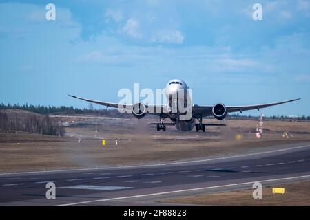 Helsinki / Finlandia - 11 APRILE 2021: Boeing 787-9 Dreamliner, gestito da Juneyao Air, che prende dall'aeroporto Helsinki-Vantaa. Foto Stock