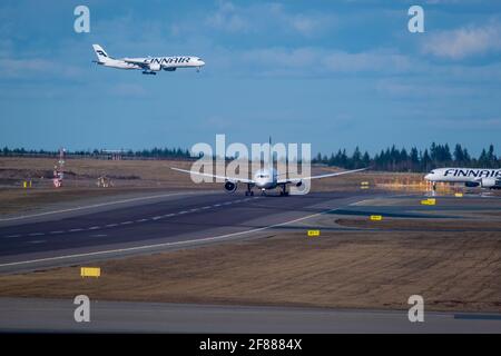 Helsinki / Finlandia - 11 APRILE 2021: Boeing 787-9 Dreamliner, gestito da Juneyao Air, che prende dall'aeroporto Helsinki-Vantaa. Finnair Airbus 350-900 Foto Stock