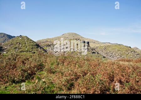 Il vecchio uomo di Coniston visto da cava rovina cumuli Vicino alle rive del Torver Beck Coniston il Distretto dei Laghi Cumbria Inghilterra Foto Stock