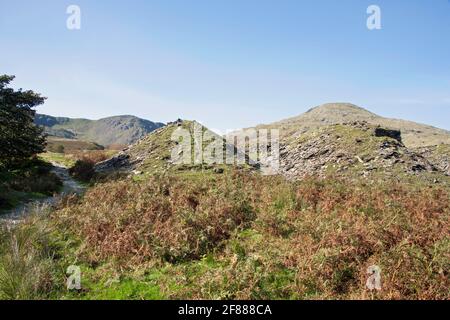 Dow Crag e il vecchio uomo di Coniston visto da Cava rovinare i cumuli vicino alle rive del Torver Beck Coniston Il Lake District Cumbria Inghilterra Foto Stock