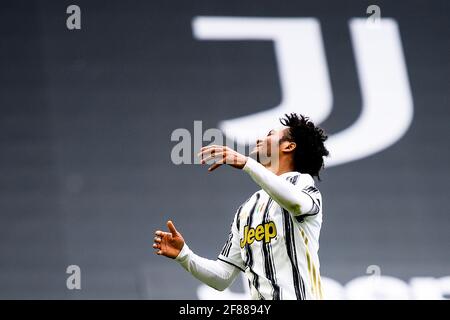 Torino, Italia. 11 Apr 2021. Juan Cuadrado del Juventus FC delusione durante la Serie A una partita di calcio tra Juventus e Genova CFC. Gli stadi sportivi di tutta Italia restano soggetti a rigorose restrizioni a causa del Coronavirus Pandemic, in quanto le leggi governative in materia di distanziamento sociale vietano i tifosi all'interno dei locali, con conseguente gioco a porte chiuse. Juventus ha vinto 3-1 su Genova (Foto di Alberto Gandolfo/Pacific Press/Sipa USA) Credit: Sipa USA/Alamy Live News Foto Stock