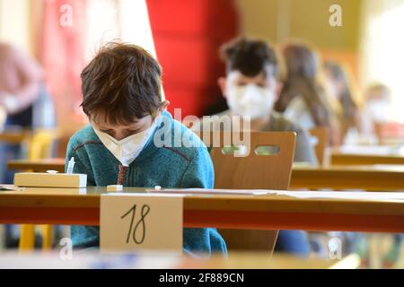 Olomouc, Repubblica Ceca. 12 Aprile 2021. Scuole speciali per bambini disabili, primi cinque gradi di scuole elementari aperte. Le maschere facciali rimangono obbligatorie a scuola e sia gli insegnanti che gli alunni dovranno testare il COVID due volte alla settimana. Test per Covid nelle scuole elementari di Olomouc, Repubblica Ceca, 12 aprile 2021. Credit: Ludek Perina/CTK Photo/Alamy Live News Foto Stock