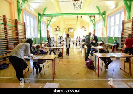 Olomouc, Repubblica Ceca. 12 Aprile 2021. Scuole speciali per bambini disabili, primi cinque gradi di scuole elementari aperte. Le maschere facciali rimangono obbligatorie a scuola e sia gli insegnanti che gli alunni dovranno testare il COVID due volte alla settimana. Test per Covid nelle scuole elementari di Olomouc, Repubblica Ceca, 12 aprile 2021. Credit: Ludek Perina/CTK Photo/Alamy Live News Foto Stock