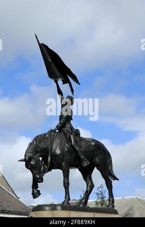 Statua di bronzo del caricatore guidato da giovani che tengono standard, Hawick, Scottish Borders, Scozia, Regno Unito. Segna la vittoria ( 1514 ) dei giovani locali. Foto Stock