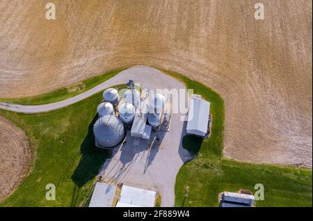 Silos agricoli che costruiscono il deposito esterno e che asciugano di grano di grani Foto Stock