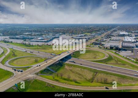 In alto sopra le autostrade, incrocia le strade su interstate ti porta su una veloce autostrada di trasporto in Fairview Heights Illinois US drone vista Foto Stock