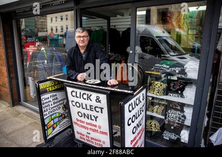 Stephen Seenan, Managing Director di Kopenhaven a Belfast, si trova alla porta del suo negozio che offre servizi Click and Collect, in quanto le restrizioni di blocco sono attenuate in Irlanda del Nord per la prima volta quest'anno. Data immagine: Lunedì 12 aprile 2021. Foto Stock