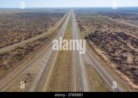 Vista aerea della lunga strada attraverso il paesaggio desertico verso vicino San Jon New Mexico USA Foto Stock