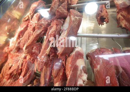 salvador, bahia / brasile - 17 marzo 2017: Pezzi di carne sono visti al banco frigorifero macellaio nel quartiere Pernambues di Salvador. L Foto Stock