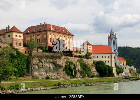 Chiesa blu e villaggio di Durnstein, Austria sul Danubio Foto Stock