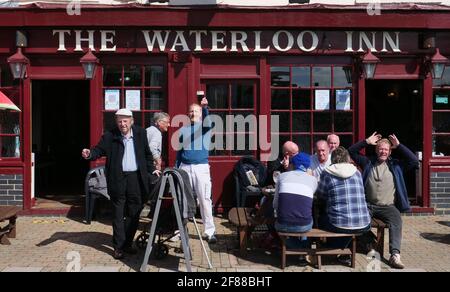 Bognor Regis, Regno Unito. 12 Aprile 2021. La gente ha visto socializzare e bere un drink nella locanda di Waterloo vicino alla spiaggia di Bognor Regis, Sussex occidentale, Inghilterra dopo che le restrizioni del covid-19 sono state parzialmente rimosse. Credit: Joe/Alamy Live News Foto Stock