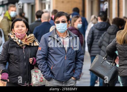 Cannock, Staffordshire, Regno Unito. 12 Aprile 2021. La folla di acquirenti al McArthurGlen Designer Outlet di Cannock, Staffordshire, West Midlands, riapre per la prima volta i negozi non essenziali dopo il blocco. Picture by Credit: Simon Hadley/Alamy Live News Foto Stock