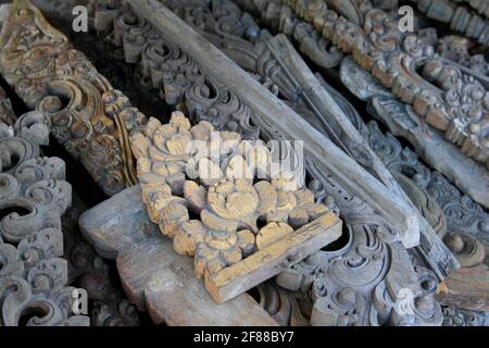 Primo piano di decorazioni tradizionali in legno intagliato a Bali, Indonesia Foto Stock