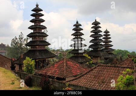 Guglie del tempio di pura Besakih con tetti rossi a Bali, Indonesia Foto Stock