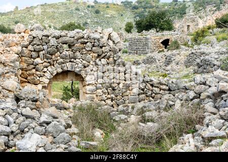 Città fantasma abbandonata con case in pietra in rovina, Bjerrine villaggio, Libano Foto Stock