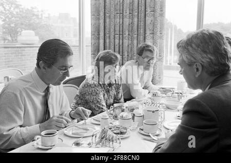 File foto datata 02/09/87 dei membri della SDP a colazione (da sinistra a destra) Robert Maclennan, Shirley Williams, Bill Rodgers e Richard Newby durante la conferenza SDP di Portsmouth. L'ex ministro del governo e collega liberaldemocratico, la baronessa Williams di Crosby, è morta all'età di 90 anni, hanno detto i liberaldemocratici. Data di emissione: Lunedì 12 aprile 2021. Foto Stock