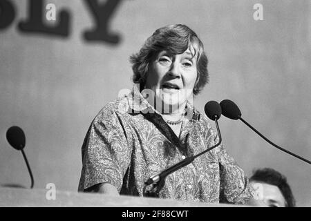 File photo datato 14/09/87 del presidente della SDP Shirley Williams in occasione della prima sessione formale dell'Assemblea Liberale ad Harrogate. L'ex ministro del governo e collega liberaldemocratico, la baronessa Williams di Crosby, è morta all'età di 90 anni, hanno detto i liberaldemocratici. Data di emissione: Lunedì 12 aprile 2021. Foto Stock