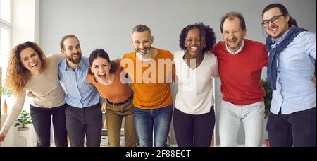 Striscione con una squadra di persone felici e diverse che si divertono insieme, ridendo e divertendosi Foto Stock