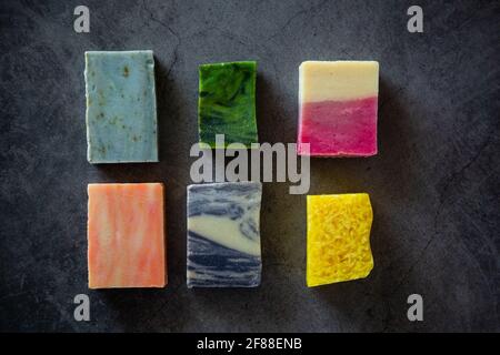 Posa piatta di saponi naturali fatti a mano. Vista dall'alto. Sfondo scuro. Foto Stock