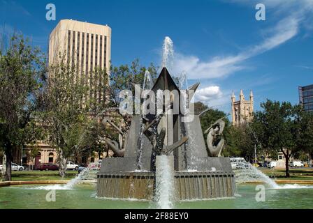 Adelaide, Australia - 30 gennaio 2008: Victoria Square Fountain, è stato progettato dall'artista John Dowie per rappresentare i tre fiumi da cui Adelai Foto Stock