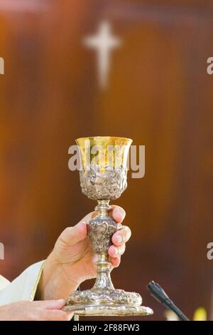 Il sangue e l'acqua che fuoriesce dal lato di Gesù Cristo sull'altare diventare acqua e vino della Santa Messa Foto Stock