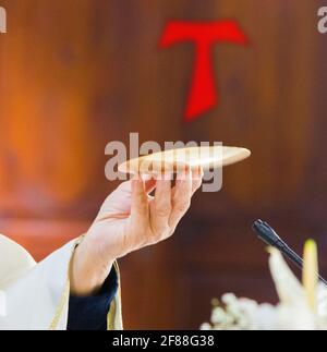 Il pane diventa Corpo di Cristo nelle mani del Papa, il Santo Padre Foto Stock