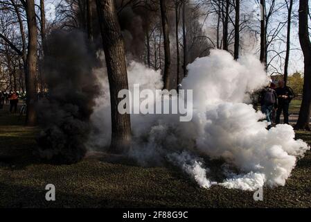 Varsavia, 10 aprile 2021: I poliziotti intervengono contro i manifestanti durante la protesta contro il governo mentre la Polonia commemora la vittima dell'incidente aereo di Smolensk Foto Stock