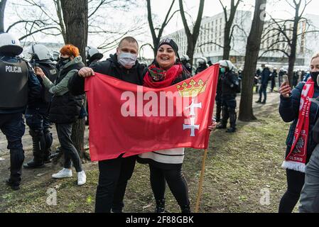 Varsavia, 10 aprile 2021: I poliziotti intervengono contro i manifestanti durante la protesta contro il governo mentre la Polonia commemora la vittima dell'incidente aereo di Smolensk Foto Stock