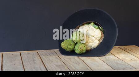 Cavolfiore e carciofi all'interno del cappello Foto Stock