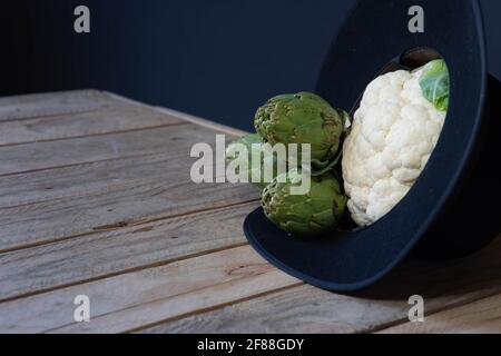 Cavolfiore e carciofi all'interno del cappello Foto Stock