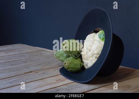 Cavolfiore e carciofi all'interno del cappello Foto Stock