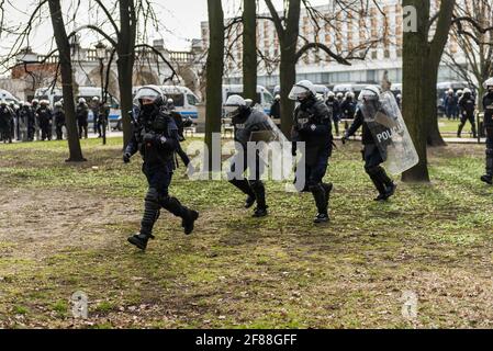 Varsavia, 10 aprile 2021: I poliziotti intervengono contro i manifestanti durante la protesta contro il governo mentre la Polonia commemora la vittima dell'incidente aereo di Smolensk Foto Stock