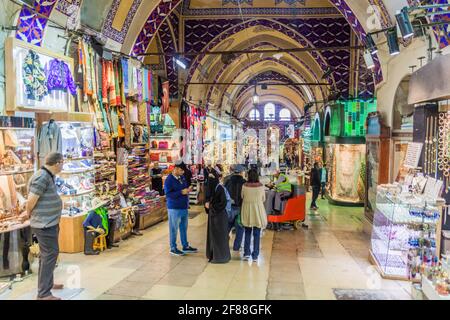 ISTANBUL, TURCHIA - 1 MAGGIO 2017: Uno dei vicoli del Grand Bazaar di Istanbul. Foto Stock