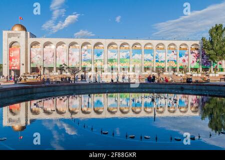 BISHKEK, KIRGHIZISTAN - 19 MAGGIO 2017: Fontana in piazza Ala Too a Bishkek, capitale del Kirghizistan. Foto Stock