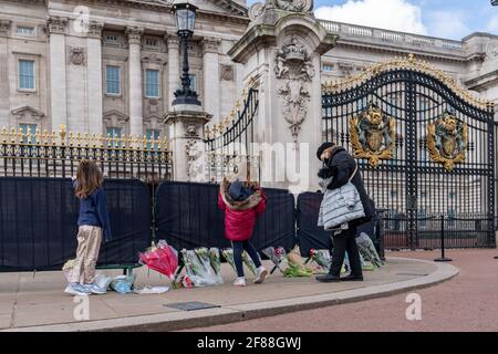 Londra, Regno Unito. 12 Aprile 2021. Fiori e carte sono stati messi fuori Buckingham Palace da membri del pubblico in memoria di S.A.R. il Principe Filippo, il Duca di Edimburgo a Londra, Regno Unito il 12/04/2021. (Foto di Richard Washbrooke/News Images/Sipa USA) Credit: Sipa USA/Alamy Live News Foto Stock