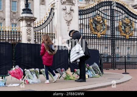 Londra, Regno Unito. 12 Aprile 2021. Fiori e carte sono stati messi fuori Buckingham Palace da membri del pubblico in memoria di S.A.R. il Principe Filippo, il Duca di Edimburgo a Londra, Regno Unito il 12/04/2021. (Foto di Richard Washbrooke/News Images/Sipa USA) Credit: Sipa USA/Alamy Live News Foto Stock