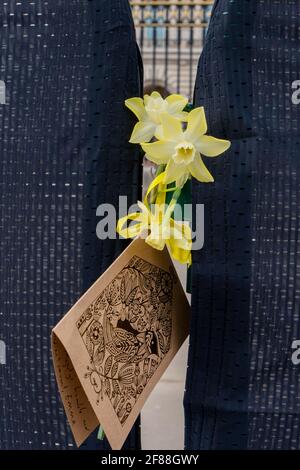 Londra, Regno Unito. 12 Aprile 2021. Fiori e carte sono stati messi fuori Buckingham Palace da membri del pubblico in memoria di S.A.R. il Principe Filippo, il Duca di Edimburgo a Londra, Regno Unito il 12/04/2021. (Foto di Richard Washbrooke/News Images/Sipa USA) Credit: Sipa USA/Alamy Live News Foto Stock