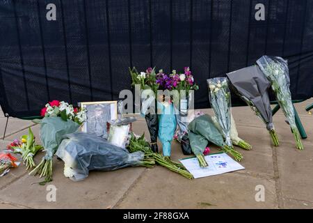 Londra, Regno Unito. 12 Aprile 2021. Fiori e carte sono stati messi fuori Buckingham Palace da membri del pubblico in memoria di S.A.R. il Principe Filippo, il Duca di Edimburgo a Londra, Regno Unito il 12/04/2021. (Foto di Richard Washbrooke/News Images/Sipa USA) Credit: Sipa USA/Alamy Live News Foto Stock