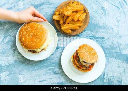 Deliziosi hamburger sulla griglia consegna CIBO Foto Stock