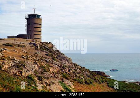 Regno Unito, Jersey, torre di guardia tedesca della seconda guerra mondiale e bunker a la Corbiere ora utilizzato come stazione trasmittente Foto Stock