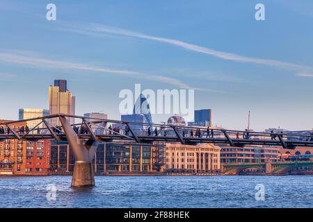 Nel tardo pomeriggio d'autunno si può ammirare il Millennium Foot Bridge, la Cattedrale di St Pauls e la sponda settentrionale del Tamigi, Londra, Inghilterra Foto Stock