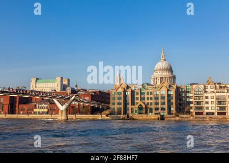 Nel tardo pomeriggio d'autunno si può ammirare il Millennium Foot Bridge, la Cattedrale di St Pauls e la sponda settentrionale del Tamigi, Londra, Inghilterra Foto Stock