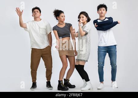 Giovani alla moda che ballano Foto Stock