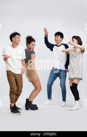 Giovani alla moda che ballano Foto Stock