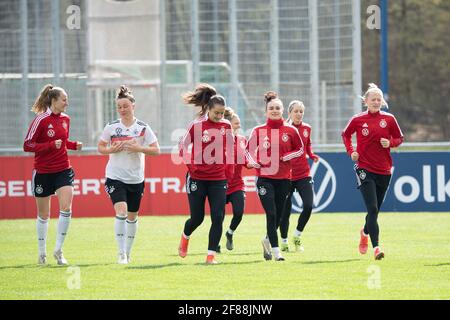 Offenbach am Main, Germania. 12 Aprile 2021. Calcio: Donne, nazionale, formazione finale. I giocatori della squadra nazionale si stanno riscaldando. La nazionale femminile affronterà la Norvegia in una partita internazionale il 13 aprile 2021. Credit: Sebastian Gollnow/dpa/Alamy Live News Foto Stock