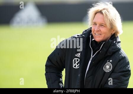 Offenbach am Main, Germania. 12 Aprile 2021. Calcio: Donne, nazionale, formazione finale. Martina Voss-Tecklenburg, allenatore della nazionale femminile tedesca, è in campo. La nazionale femminile affronterà la Norvegia in una partita internazionale il 13 aprile 2021. Credit: Sebastian Gollnow/dpa/Alamy Live News Foto Stock