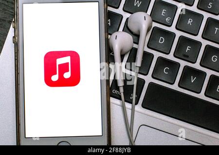 12 aprile 2021, Barcellona, Catalogna, Spagna: In questa illustrazione fotografica l'app Apple Music è stata visualizzata sullo schermo di uno smartphone con cuffie sulla tastiera di un computer portatile. (Immagine di credito: © Thiago Prudencio/DAX via ZUMA Wire) Foto Stock