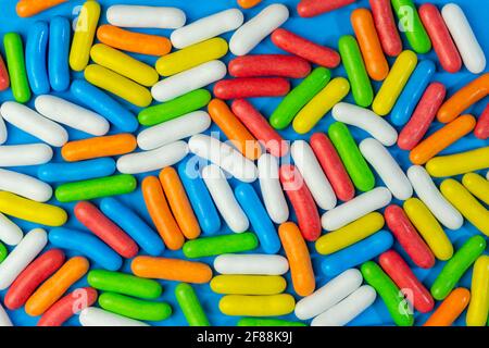 Caramelle e dolci colorati. Zucchero multicolore spruzzi sfondo.Vista dall'alto. Foto Stock